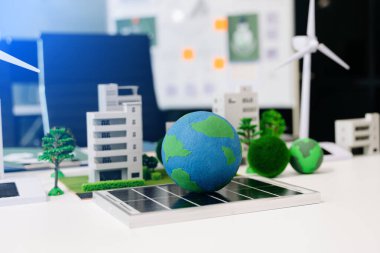 Ağ sıfır ve karbon nötr konsept. NET ZERO simgeleri ve sembolleri masadaki eko dünyasını, dünyayı, güneş panellerini ve yel değirmenlerini kurtarır 