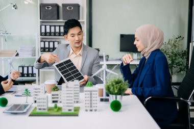 Çeşitli etnik çeşitlilikteki iş adamları konut projesinden model almaya çalışıyorlar. Yeşil iş şirketi ve Güneş Enerjisi Çevre Kenti Kavramı