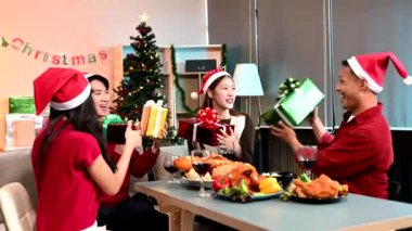 Asyalı arkadaşlarla tatil ruhu hediye alışverişi, kahkaha atma ve keyifli bir Noel yemeğinin tadını çıkarma. 