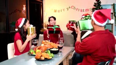 Asyalı arkadaşlarla tatil ruhu hediye alışverişi, kahkaha atma ve keyifli bir Noel yemeğinin tadını çıkarma. 