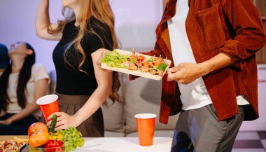 Lezzetli yemekler, içecekler ve keyifli dakikalarla kutlayan arkadaşlar içeride şenlikli toplantılar ve neşeli etkinlikler için mükemmeldir.