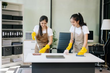 Verimli ve profesyonel temizlikçiler odayı temizliyor.