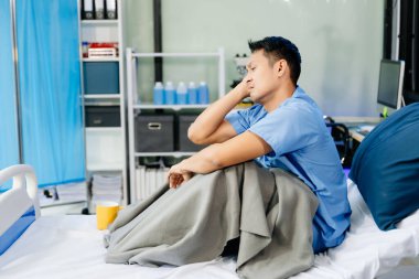 Hastane yatağında endişeli bir hasta, tıbbi bakım, iyileşme ve sağlık hizmetlerine bağlı duyguları yakalıyor.