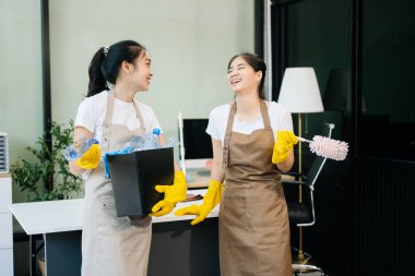 Verimli ve profesyonel temizlikçiler odayı temizliyor.