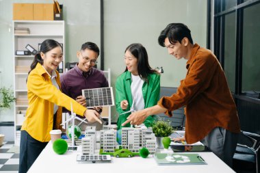 İş adamları toplantı odasında geri dönüşüm politikasını tartışıyor ve planlıyorlar. Yeşil iş şirketi ve Güneş Enerjisi Çevre Kenti Kavramı.