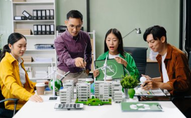 İş adamları toplantı odasında geri dönüşüm politikasını tartışıyor ve planlıyorlar. Yeşil iş şirketi ve Güneş Enerjisi Çevre Kenti Kavramı.