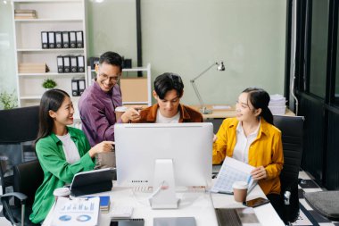 Konferans odasında bir grup iş arkadaşı birlikte çalışıyor.