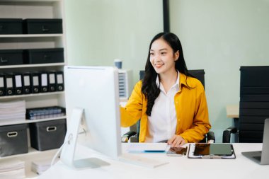 Ofis masasında matematik finansmanı yapan bir iş kadını. vergi, rapor, muhasebe, istatistik ve analitik araştırma kavramı