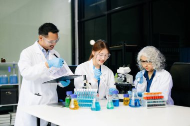 Bilim adamlarından oluşan bir ekibin laboratuvar ekipmanları ve örnekleriyle araştırma, test ve yenilikler üzerinde işbirliği yaptığı dinamik bilim laboratuvarı.