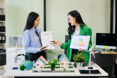 Yeşil teknoloji üzerinde çalışan iş adamları. Ağ sıfır ve karbon nötr konsept. NET Sıfır simgeleri ve sembolleri eko dünyasını kurtarır