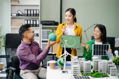 İş adamları toplantı odasında geri dönüşüm politikasını tartışıyor ve planlıyorlar. Yeşil iş şirketi ve Güneş Enerjisi Çevre Kenti Kavramı.