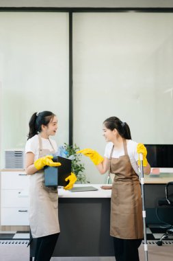 Verimli ve profesyonel temizlikçiler odayı temizliyor.