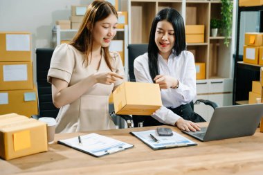 Küçük bir işe başlıyorum. KOBİ sahipleri online siparişleri kontrol edip ürün satıyorlar. Ofiste dizüstü bilgisayarda kutularla çalışıyor.