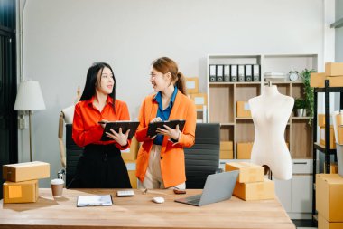 Küçük bir işe başlıyorum. KOBİ sahipleri online siparişleri kontrol edip ürün satıyorlar. Ofiste kutularla bilgisayar ve dijital tablet üzerinde çalışmak