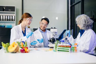 Laboratuvarda mikroskop ve pipetler kullanarak, örnekleri analiz ederek, yenilik, işbirliği ve gıda güvenliği araştırmalarını vurgulayarak yiyecek bilimcilerinin dinamik sahnesi