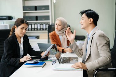 Asyalı işadamları ofiste yeni bir projede işbirliği yaparken