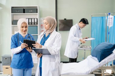 Hastanede tıbbi toplantı, tartışma, beyin fırtınası ve planlama konsepti.