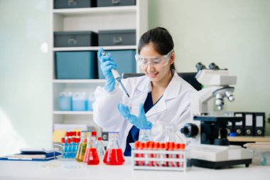 Bilim adamları laboratuardaki son teknoloji araştırmalarda mikroskop kullanıyorlar. Bilim ve teknoloji projeleri için mükemmel. Canlı laboratuvar görüntülerini araştır