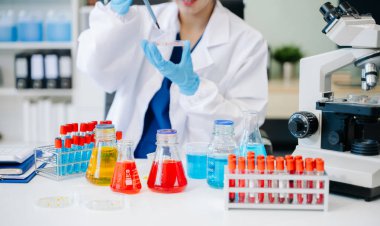 Bilim adamları laboratuardaki son teknoloji araştırmalarda mikroskop kullanıyorlar. Bilim ve teknoloji projeleri için mükemmel. Canlı laboratuvar görüntülerini araştır