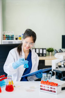 Bilim adamları laboratuardaki son teknoloji araştırmalarda mikroskop kullanıyorlar. Bilim ve teknoloji projeleri için mükemmel. Canlı laboratuvar görüntülerini araştır