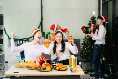 Noel 'i iş arkadaşlarınla neşeli bir ofis ortamında kutlamak, hediyeleri paylaşmak, kahkahalar atmak ve ofiste