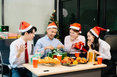 Noel 'i iş arkadaşlarınla neşeli bir ofis ortamında kutlamak, hediyeleri paylaşmak, kahkahalar atmak ve ofiste