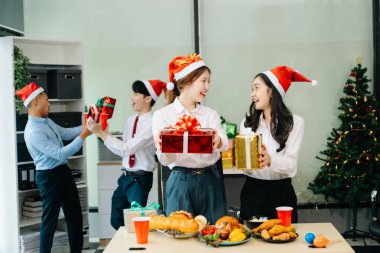 Noel 'i iş arkadaşlarınla neşeli bir ofis ortamında kutlamak, hediyeleri paylaşmak, kahkahalar atmak ve ofiste