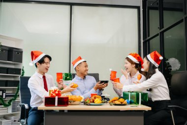 Noel 'i iş arkadaşlarınla neşeli bir ofis ortamında kutlamak, hediyeleri paylaşmak, kahkahalar atmak ve ofiste