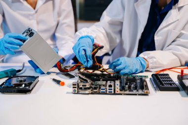 Elektronik ölçüm ve test, tamir ve atölyede kontrol ve yükseltme için bir voltaj ölçer kullanır