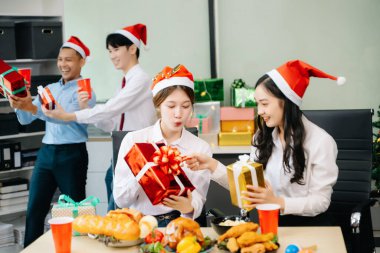 Noel 'i iş arkadaşlarınla neşeli bir ofis ortamında kutlamak, hediyeleri paylaşmak, kahkahalar atmak ve ofiste