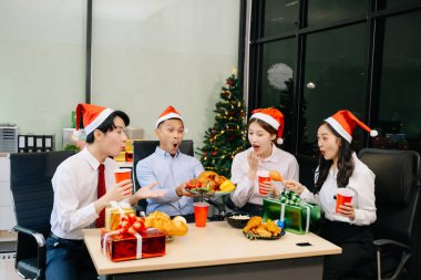 Noel 'i iş arkadaşlarınla neşeli bir ofis ortamında kutlamak, hediyeleri paylaşmak, kahkahalar atmak ve ofiste