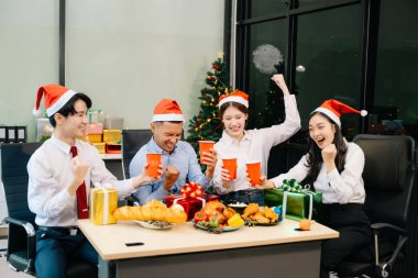Noel 'i iş arkadaşlarınla neşeli bir ofis ortamında kutlamak, hediyeleri paylaşmak, kahkahalar atmak ve ofiste