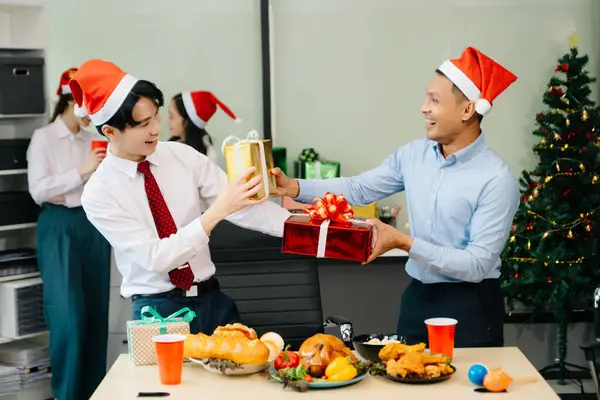 Noel 'i iş arkadaşlarınla neşeli bir ofis ortamında kutlamak, hediyeleri paylaşmak, kahkahalar atmak ve ofiste