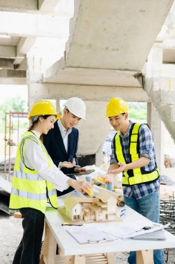 Mimarlar güvenlik teçhizatı, planlar ve araçlar, sergilenen takım çalışması, yenilik ve inşaat planlama alanlarında işbirliği yapıyorlar..