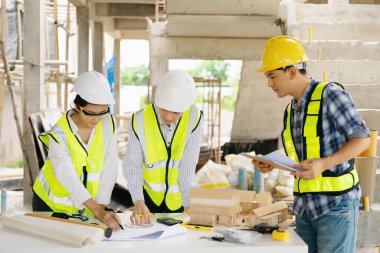 Mimarlar güvenlik teçhizatı, planlar ve araçlar, sergilenen takım çalışması, yenilik ve inşaat planlama alanlarında işbirliği yapıyorlar..