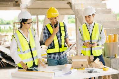 Mimarlar güvenlik teçhizatı, planlar ve araçlar, sergilenen takım çalışması, yenilik ve inşaat planlama alanlarında işbirliği yapıyorlar..