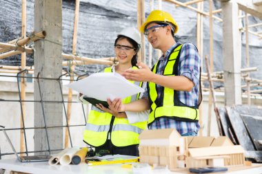 Ekip çalışması, yenilik ve inşaat planlamasında işbirliği yapan mühendisler