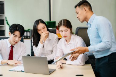Gergin bir ofis toplantısında, zorlu bir projeyle karşı karşıya olan bir iş ekibi, stres ve hüsranla başa çıkıyor..