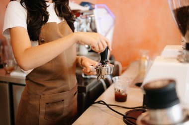 Küçük işletme sahibi başarılı bir kadın kafe restoranında çalışıyor. Kadın kahveci kafe sahibi.. 