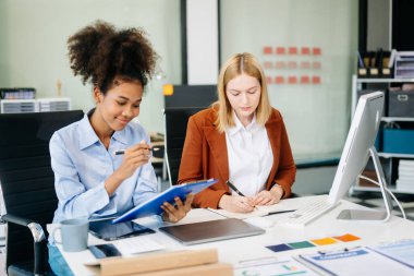 İş kadınları iş yerinde mali durumları iyi olan ve bilgisayar kullanan kadınlar