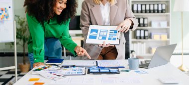 UX, UI tasarımları, kablolar, prototipleme, takım çalışması ve mobil uygulamalar için yaratıcı planlar ile çalışan tasarımcılar. Modern, duyarlı ve yenilikçi dijital deneyimler için mükemmel.