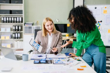 UX, UI tasarımları, kablolar, prototipleme, takım çalışması ve mobil uygulamalar için yaratıcı planlar ile çalışan tasarımcılar. Modern, duyarlı ve yenilikçi dijital deneyimler için mükemmel.