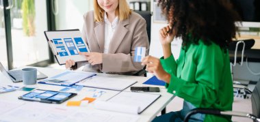 UX, UI tasarımları, kablolar, prototipleme, takım çalışması ve mobil uygulamalar için yaratıcı planlar ile çalışan tasarımcılar. Modern, duyarlı ve yenilikçi dijital deneyimler için mükemmel.