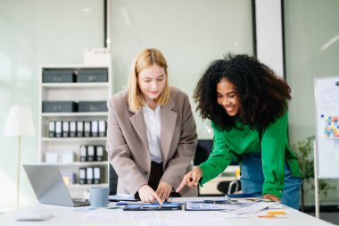 UX, UI tasarımları, kablolar, prototipleme, takım çalışması ve mobil uygulamalar için yaratıcı planlar ile çalışan tasarımcılar. Modern, duyarlı ve yenilikçi dijital deneyimler için mükemmel.