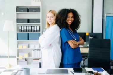 Doktor ve hemşire sırt sırta verip modern hastanede takım çalışması yapıyorlar.. 