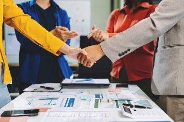 Office, başarı, ilgili, tebrik ve güneş ışığı ortak toplantıda sırasında el sıkışan iki emin iş adamı