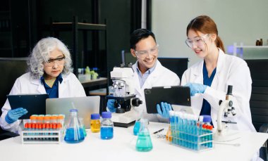 Bilim adamlarından oluşan bir ekibin laboratuvar ekipmanları ve örnekleriyle araştırma, test ve yenilikler üzerinde işbirliği yaptığı dinamik bilim laboratuvarı.