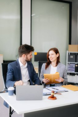 Modern avukat ofisi profesyonel bir tartışma, yasal belgeler ve takım çalışması. İşletme, hukuki danışmanlık ve şirket temaları için mükemmel