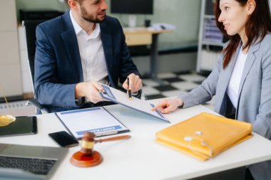 Modern avukat ofisi profesyonel bir tartışma, yasal belgeler ve takım çalışması. İşletme, hukuki danışmanlık ve şirket temaları için mükemmel