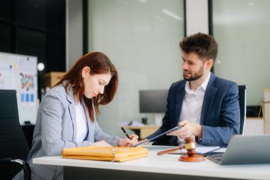 Modern avukat ofisi profesyonel bir tartışma, yasal belgeler ve takım çalışması. İşletme, hukuki danışmanlık ve şirket temaları için mükemmel